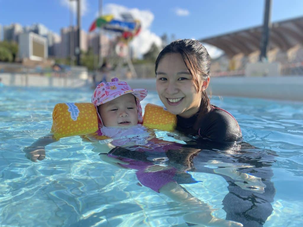 嬰兒與家長進行親子游泳課程，幫助感統發展與水中安全感建立
